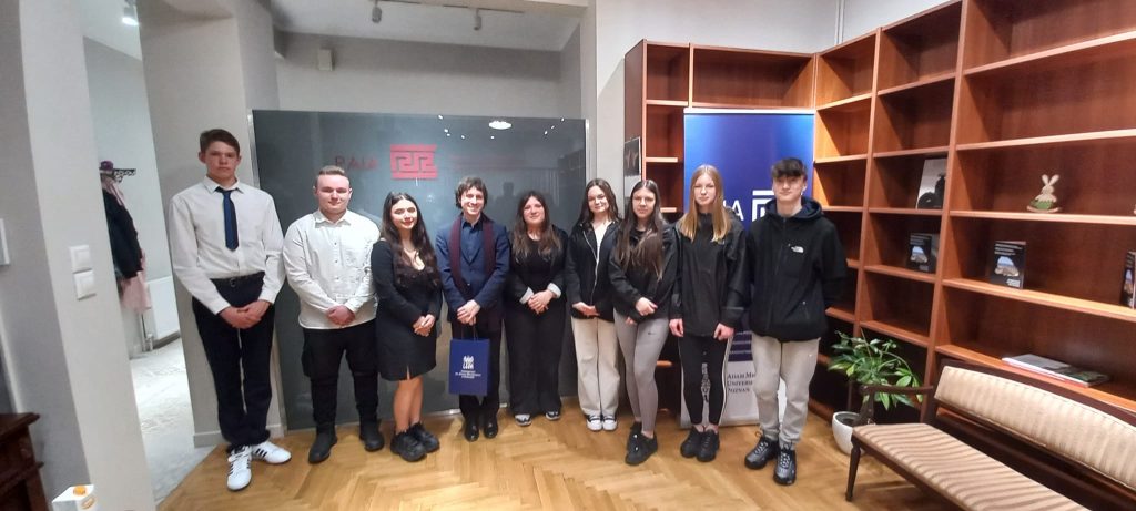 NIEZWYKŁE  SPOTKANIE MŁODZIEŻY LICEALNEJ SZKOŁY POLSKIEJ W ATENACH  Z RAFAŁEM BLECHACZEM