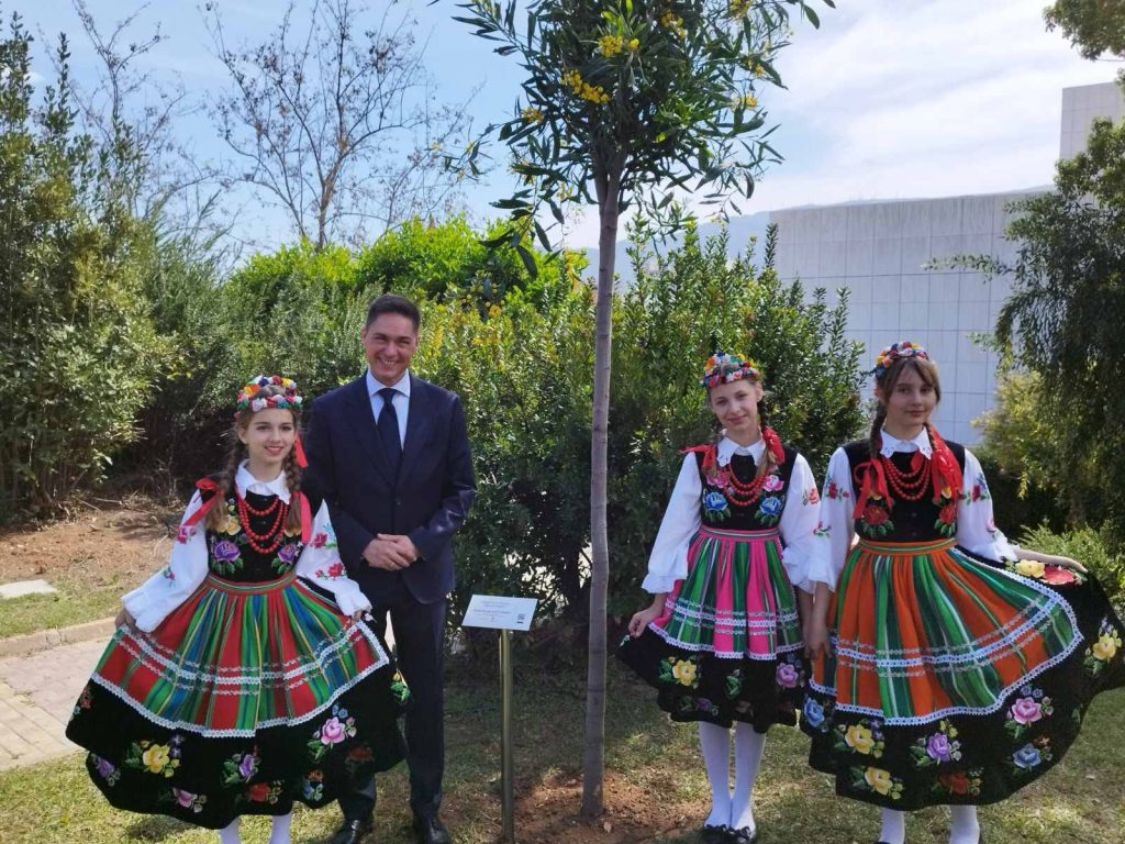 DRZEWKO KRZYSZTOFA PENDERECKIEGO W OGRODACH MEGARO MUSIKIS W ATENACH!