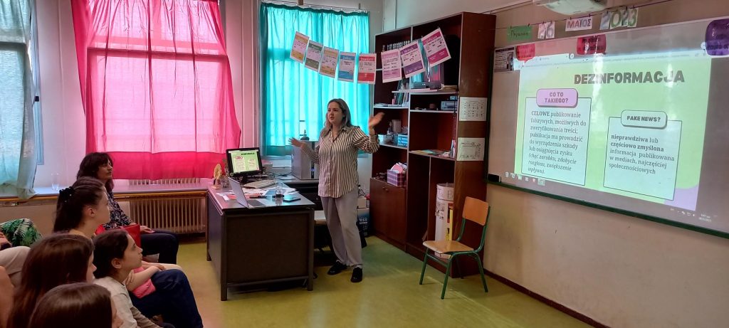 BOTY, TROLLE, FEJKI I TEORIE SPISKOWE, CZYLI JAK NIE ZAPLĄTAĆ SIĘ W SIECI?  – WARSZTATY DLA UCZNIÓW, NAUCZYCIELI I RODZICÓW