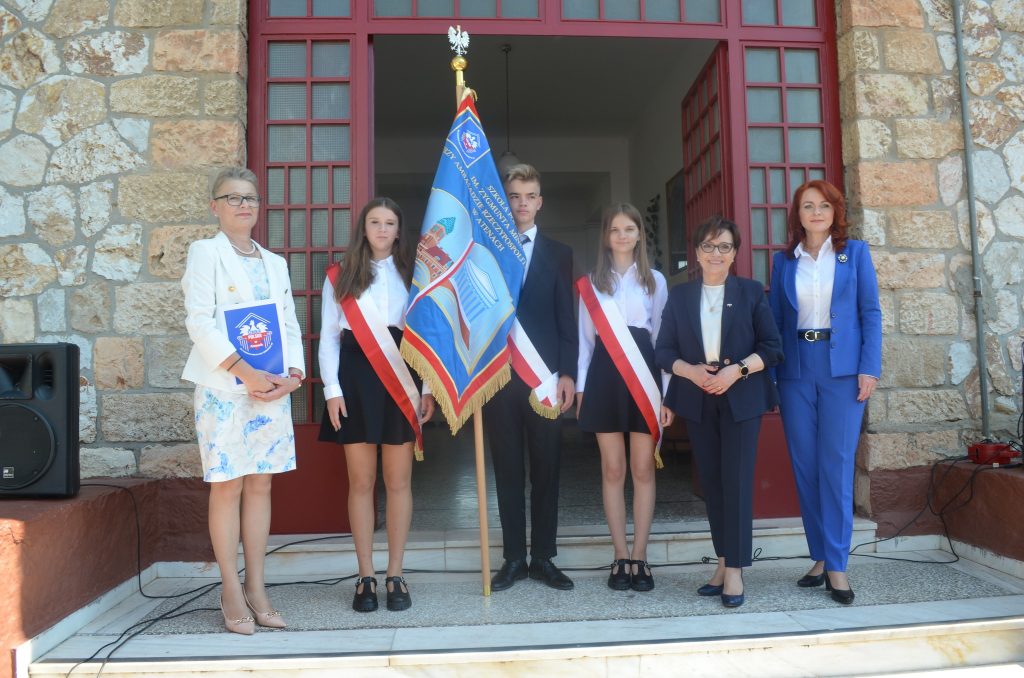 MARSZAŁEK SEJMU RZECZYPOSPOLITEJ POLSKIEJ PANI ELŻBIETA WITEK PRZEKAZAŁA SZTANDAR SZKOLE POLSKIEJ W ATENACH!!!