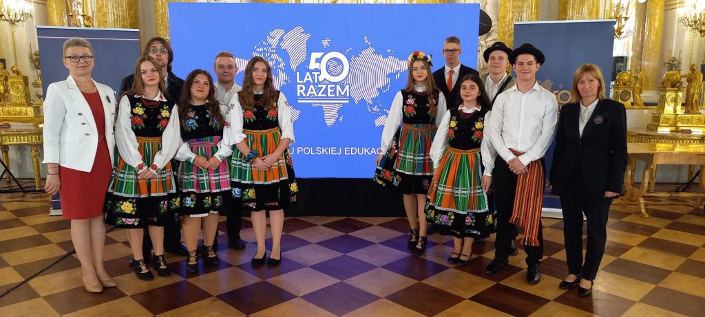 WYSTĘP UCZNIÓW SZKOŁY POLSKIEJ W ATENACH PODCZAS UROCZYSTOŚCI JUBILEUSZOWEJ 50-LECIA ORPEG