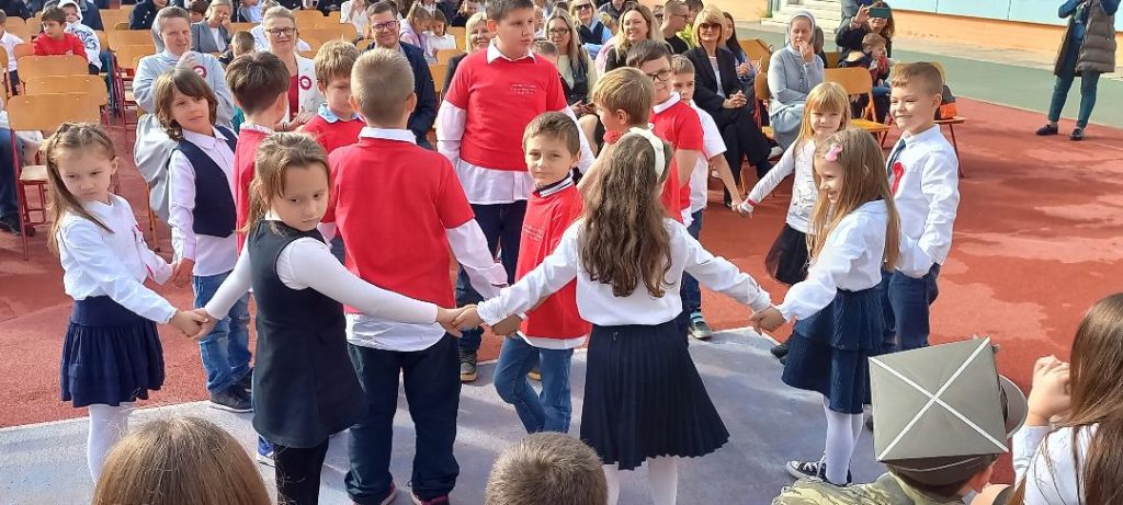 SZKOLNE OBCHODY NARODOWEGO ŚWIĘTA NIEPODLEGŁOŚCI –  „TĘSKNOTA ZA OJCZYZNĄ”  i  „105 LAT NIEPODLEGŁEJ!”