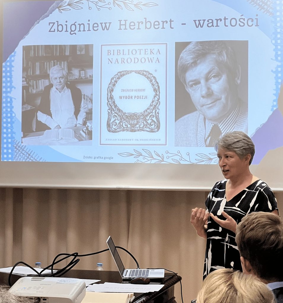 POLSKO-GRECKI WIECZÓR POEZJI POŚWIĘCONY TWÓRCZOŚCI ZBIGNIEWA HERBERTA W 100.ROCZNICĘ URODZIN POETY