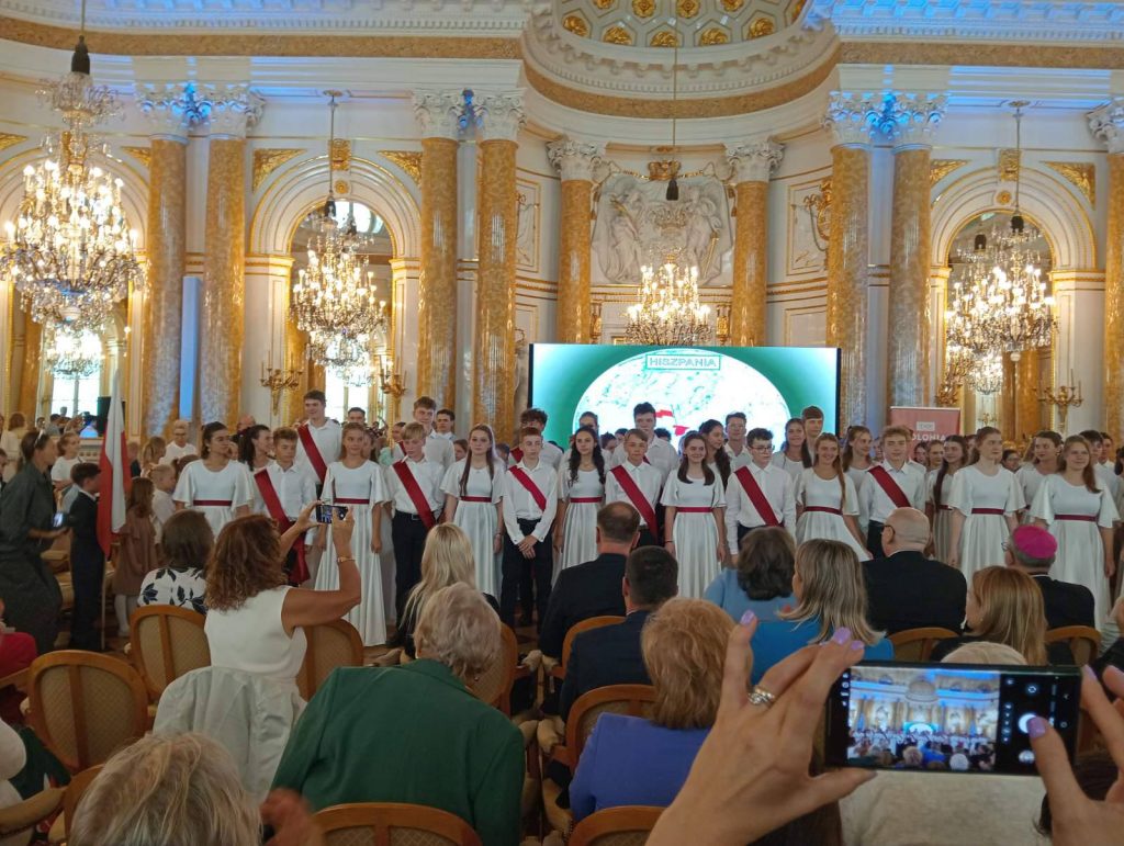NASI UCZNIOWIE NA GALI XVI EDYCJI KONKURSU „BYĆ POLAKIEM”  NA ZAMKU KRÓLEWSKIM W WARSZAWIE