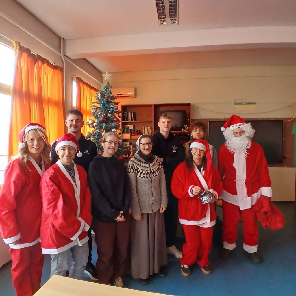 CHOINKA I ŚW. MIKOŁAJ W NASZEJ SZKOLE – CZYLI… IDĄ ŚWIĘTA!